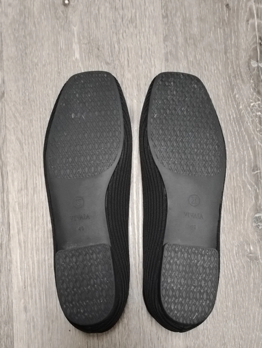 Vivaia Margot 2.0 Square Toe V Cut Flat Shoes